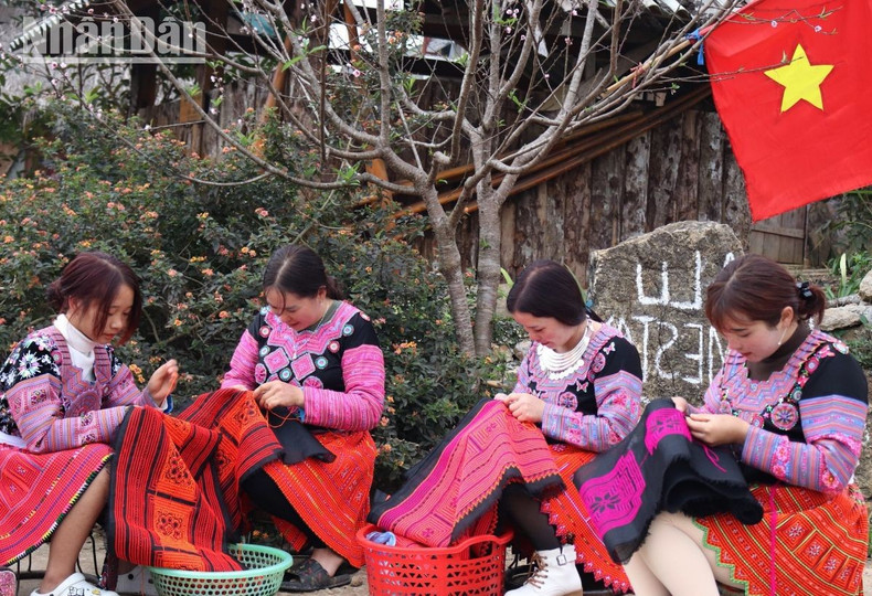 Las miembros de la etnia bordan trajes para lucir los días festivos. Las miembros de la etnia bordan trajes para lucir los días festivos.