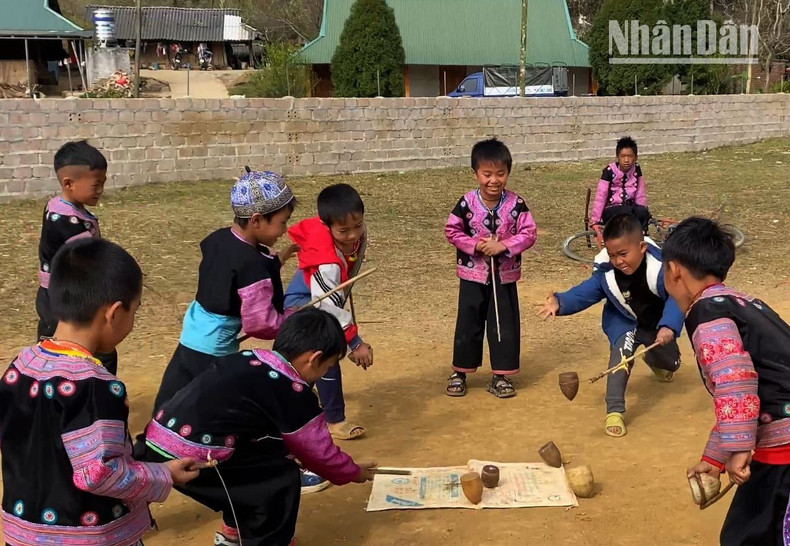 Un juego preferido de cualquier niño de la etnia es “Peonza de Tu Lu”. El cincelado de ese juguete refleja la destreza de los participantes. Un juego preferido de cualquier niño de la etnia es “Peonza de Tu Lu”. El cincelado de ese juguete refleja la destreza de los participantes.