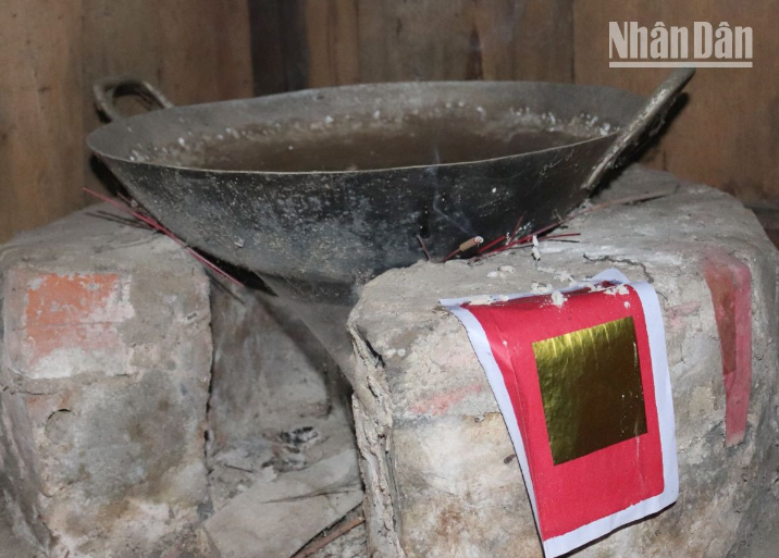 También pegan papeles votivos a las herramientas de trabajo, la puerta principal, la cocina y la entrada a establos de animales domésticos como muestra de gratitud y rezo por un año de buen tiempo y abundante cosecha. También pegan papeles votivos a las herramientas de trabajo, la puerta principal, la cocina y la entrada a establos de animales domésticos como muestra de gratitud y rezo por un año de buen tiempo y abundante cosecha.