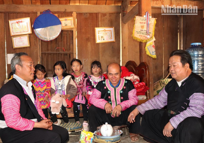 El primer día del Año Nuevo Lunar, los H’Mong, ataviados con trajes tradicionales confeccionados por las mujeres de su familia, visitan a parientes y luego a otros aldeanos. Entre los manjares que les preparan los anfitriones siempre figuran el “banh day” y el licor de maíz. El primer día del Año Nuevo Lunar, los H’Mong, ataviados con trajes tradicionales confeccionados por las mujeres de su familia, visitan a parientes y luego a otros aldeanos. Entre los manjares que les preparan los anfitriones siempre figuran el “banh day” y el licor de maíz.