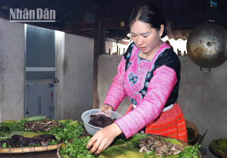 Durante los tres días de celebración, los H’Mong evitan comer verduras, considerándolo augurio de escasez en el año venidero. Además del mencionado pastel y el licor, ofrecen a los huéspedes arroz y platos de carne. Durante los tres días de celebración, los H’Mong evitan comer verduras, considerándolo augurio de escasez en el año venidero. Además del mencionado pastel y el licor, ofrecen a los huéspedes arroz y platos de carne.