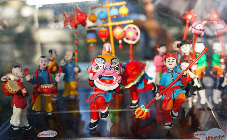 El juego para el Festival del Medio Otoño del artesano Dang Van Hau se basa en las técnicas de elaboración de To He de Dong Xuan, Pho Khach y Phu Xuyen, localidades de Hanói. El juego para el Festival del Medio Otoño del artesano Dang Van Hau se basa en las técnicas de elaboración de To He de Dong Xuan, Pho Khach y Phu Xuyen, localidades de Hanói.