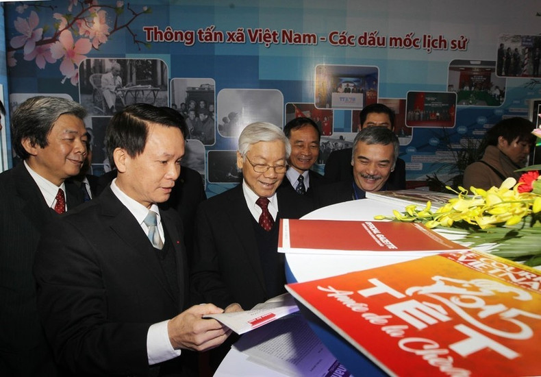 El secretario general del PCV, Nguyen Phu Trong, visita el pabellón de publicaciones de prensa de la Agencia Vietnamita de Noticias en la Conferencia de Prensa de Primavera de 2015.