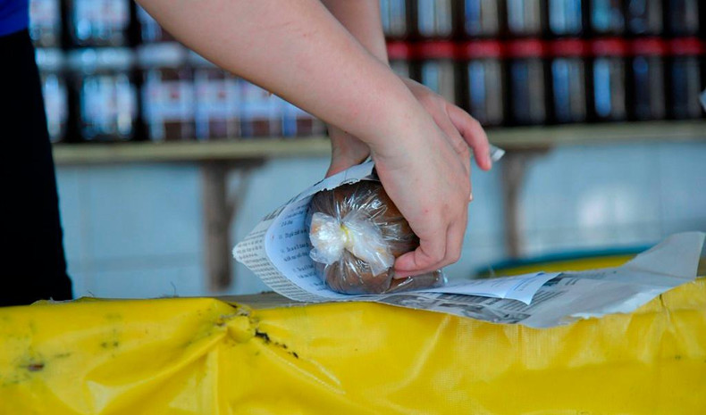 El producto se empaqueta en capas para prevenir que la fuerte fragancia moleste a otros pasajeros de coche o avión.