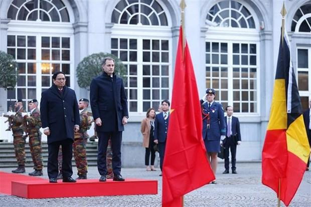 El primer ministro vietnamita, Pham Minh Chinh, y su homólogo belga, Alexander De Croo en la ceremonia de recepción oficial. (Fotografía: VNA)