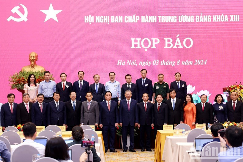 El secretario general del PCV y presidente de Vietnam, To Lam, y los delegados a la rueda de prensa. El secretario general del PCV y presidente de Vietnam, To Lam, y los delegados a la rueda de prensa.