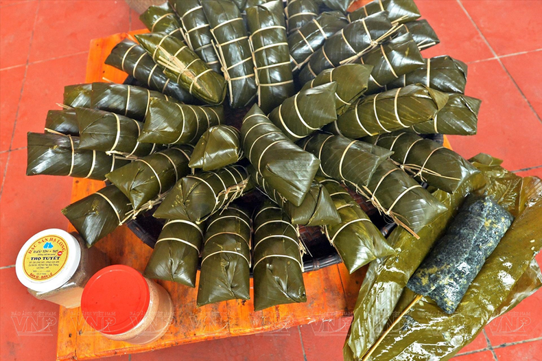 El polvo de carbón de árbol “nuc nac” brinda un sabor único para Banh Chung Den. El polvo de carbón de árbol “nuc nac” brinda un sabor único para Banh Chung Den.