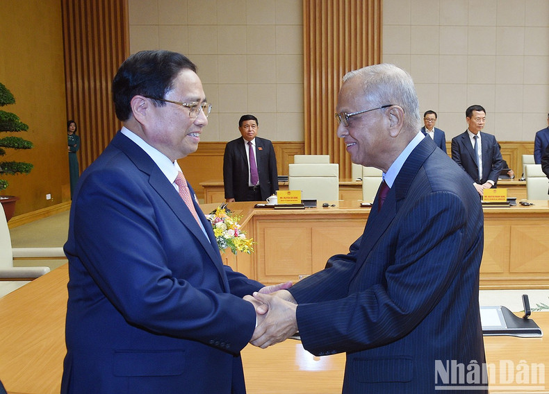 El jefe de Gobierno vietnamita y el multimillonario Nagavara Ramaroa Narayana Murthy. El jefe de Gobierno vietnamita y el multimillonario Nagavara Ramaroa Narayana Murthy.