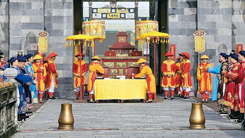 La ceremonia de Ban Soc (para distribuir calendarios a los mandarines reales) de la dinastía Nguyen (1802 – 1945) fue organizada en la ciudad de Hue, marcando el inicio del Festival Hue 2024.