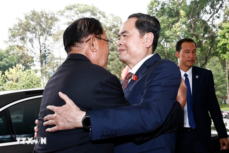 El presidente de la Asamblea Nacional de Vietnam, Tran Thanh Man, recibe al presidente del Partido Popular de Camboya, Hun Sen.