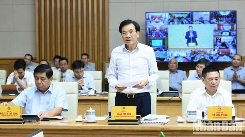 El ministro y jefe de la Oficina del Gobierno, Tran Van Son El ministro y jefe de la Oficina del Gobierno, Tran Van Son