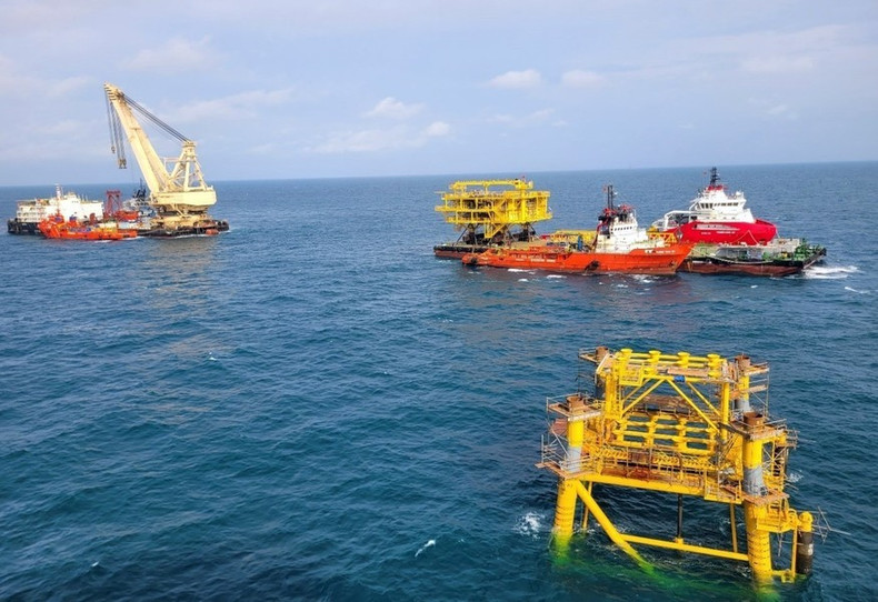 Los buques de servicio Thien Ung 01 y Vung Tau 01 guían el barco VSP05 hasta la ubicación del buque grúa Hoang Sa. Los buques de servicio Thien Ung 01 y Vung Tau 01 guían el barco VSP05 hasta la ubicación del buque grúa Hoang Sa.
