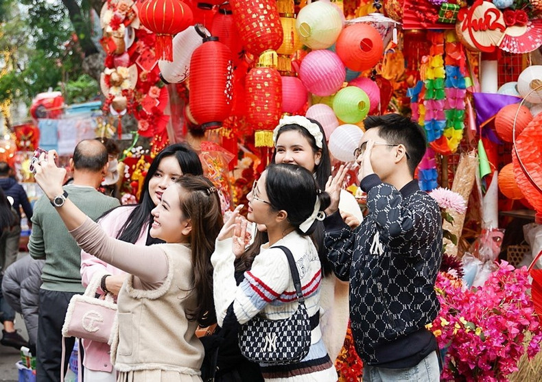 El mercado de flores de Hang Luoc atrae a muchos jóvenes.