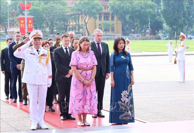 Presidenta del Senado australiano rinde homenaje al líder nacional de Vietnam ảnh 2 Presidenta del Senado australiano rinde homenaje al líder nacional de Vietnam ảnh 2
