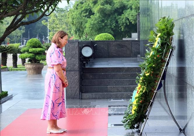 La visitante muestra su respeto hacia el Presidente Ho Chi Minh. La visitante muestra su respeto hacia el Presidente Ho Chi Minh.