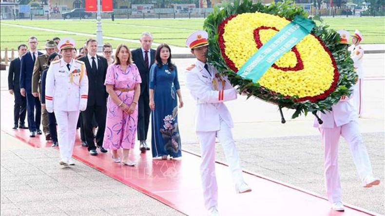 La titular del Senado australino, de visita oficial en el país indochino, viene a depositar una ofrenda floral en homenaje al Presidente Ho Chi Minh. La titular del Senado australino, de visita oficial en el país indochino, viene a depositar una ofrenda floral en homenaje al Presidente Ho Chi Minh.