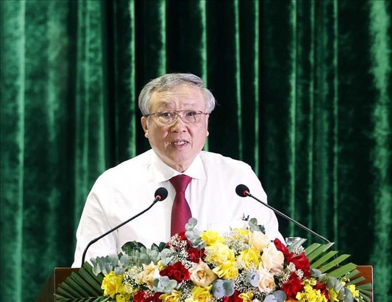 El profesor asociado y doctor Nguyen Hoa Binh, miembro del Buró Político y del Secretariado del Comité Central del Partido y presidente del Tribunal Popular Supremo.