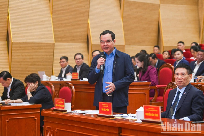 ...y el presidente de la Confederación General del Trabajo de Vietnam, Nguyen Dinh Khang, atienden las propuestas de los votantes.