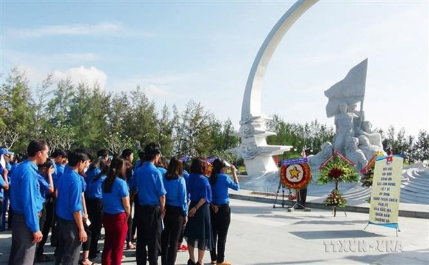 Jóvenes vietnamitas rinden tributo en el Área Conmemorativa de Mártires de Gac Ma, en la provincia de Khanh Hoa. (Fotografía: VNA) Jóvenes vietnamitas rinden tributo en el Área Conmemorativa de Mártires de Gac Ma, en la provincia de Khanh Hoa. (Fotografía: VNA)