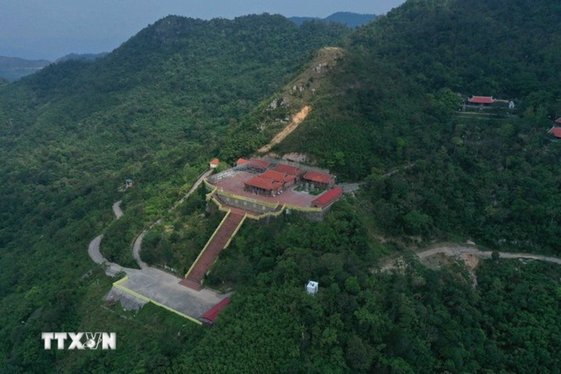 La pagoda de Ngoa Van fue construida durante el reinado de la dinastía Tran (1225-1400) y continuó siendo embellecida y perfeccionada arquitectónicamente hasta la dinastía Le posterior (1428-1789). La pagoda de Ngoa Van fue construida durante el reinado de la dinastía Tran (1225-1400) y continuó siendo embellecida y perfeccionada arquitectónicamente hasta la dinastía Le posterior (1428-1789).