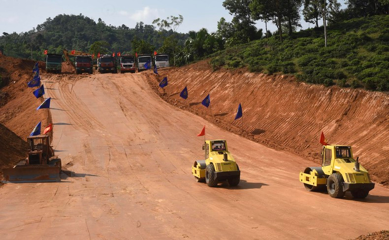 El sitio de construcción del primer tramo de la vía, que cruza el distrito de Bac Quang, en Ha Giang. El sitio de construcción del primer tramo de la vía, que cruza el distrito de Bac Quang, en Ha Giang.