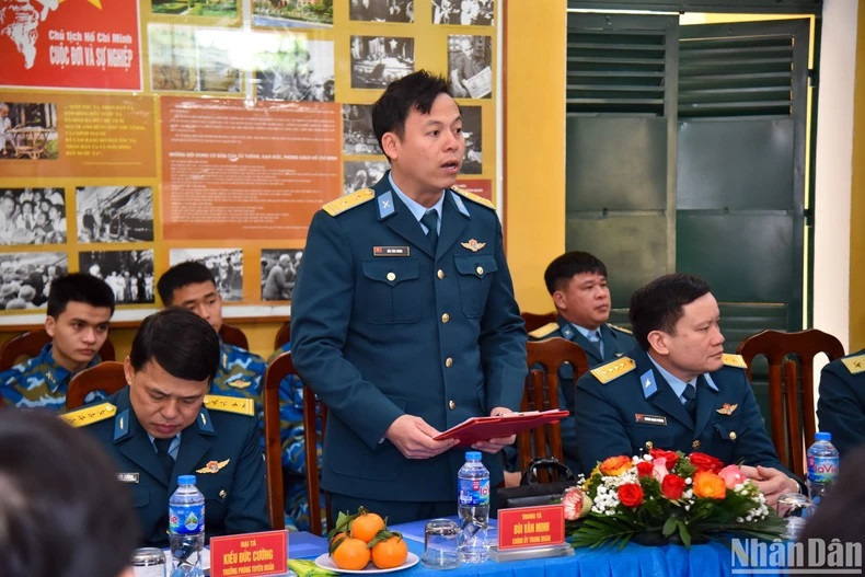 El teniente coronel Bui Van Minh, comisario político del Regimiento 218, agradece la especial atención de ese órgano central del Partido a los oficiales y soldados.