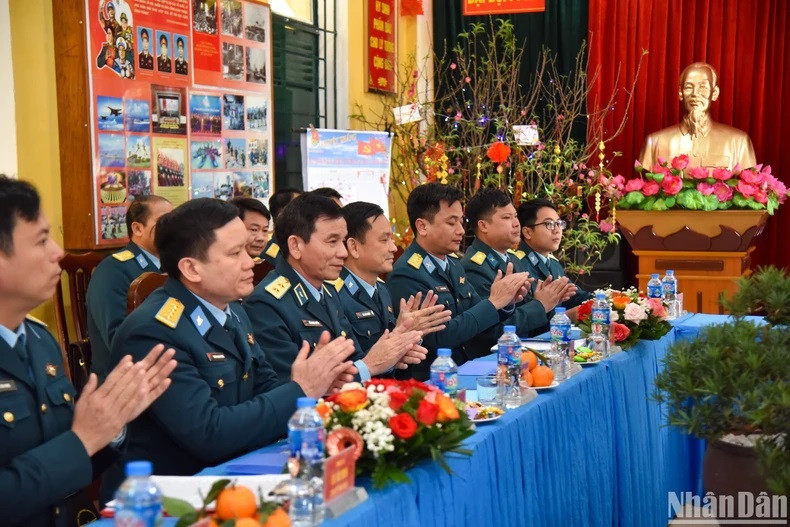 Reciben a la delegación de Nhan Dan miembros del personal directivo de la Fuerza de Defensa Aérea-Antiaérea y sus citadas unidades.