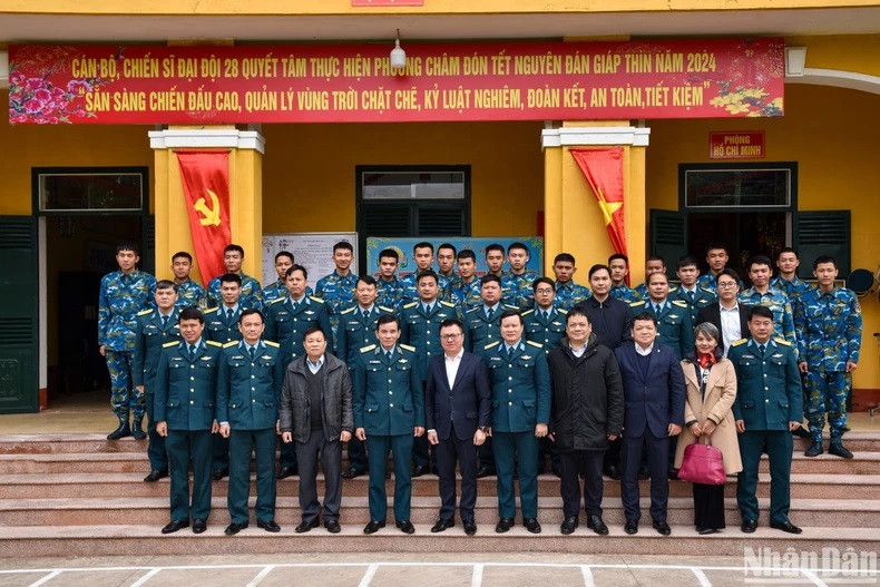 Los delegados de ambas partes posan para fotos de recuerdo.