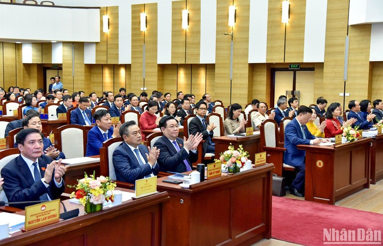 El presidente de la Asamblea Nacional, Vuong Dinh Hue; el secretario del Comité del Partido Comunista de Vietnam en Hanói, Dinh Tien Dung, y otros participantes en el acto inaugural del evento. El presidente de la Asamblea Nacional, Vuong Dinh Hue; el secretario del Comité del Partido Comunista de Vietnam en Hanói, Dinh Tien Dung, y otros participantes en el acto inaugural del evento.