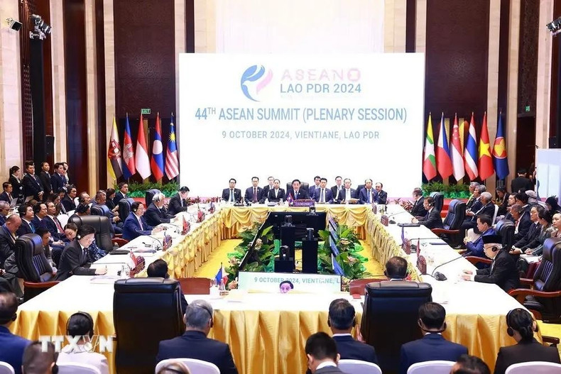En la sesión plenaria de la 44 Cumbre de la Asean. (Fotografía: VNA) En la sesión plenaria de la 44 Cumbre de la Asean. (Fotografía: VNA)