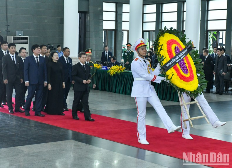 La delegación de la Fiscalía Popular Suprema encabezada por el miembro del Comité Central del PCV y fiscal general, Le Minh Tri, en el acto de homenaje.