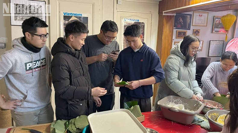 La actividad sirve de consuelo a los jóvenes que están lejos de casa durante estos días de reuniones familiares por el Tet. La actividad sirve de consuelo a los jóvenes que están lejos de casa durante estos días de reuniones familiares por el Tet.
