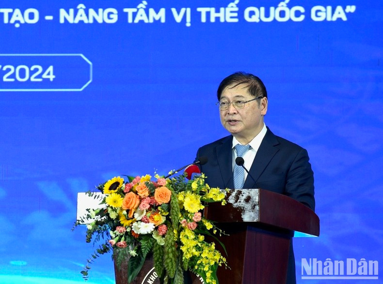 El presidente de la Asociación de Ciencia y Tecnología de Vietnam, Phan Xuan Dung, presenta una ponencia. El presidente de la Asociación de Ciencia y Tecnología de Vietnam, Phan Xuan Dung, presenta una ponencia.