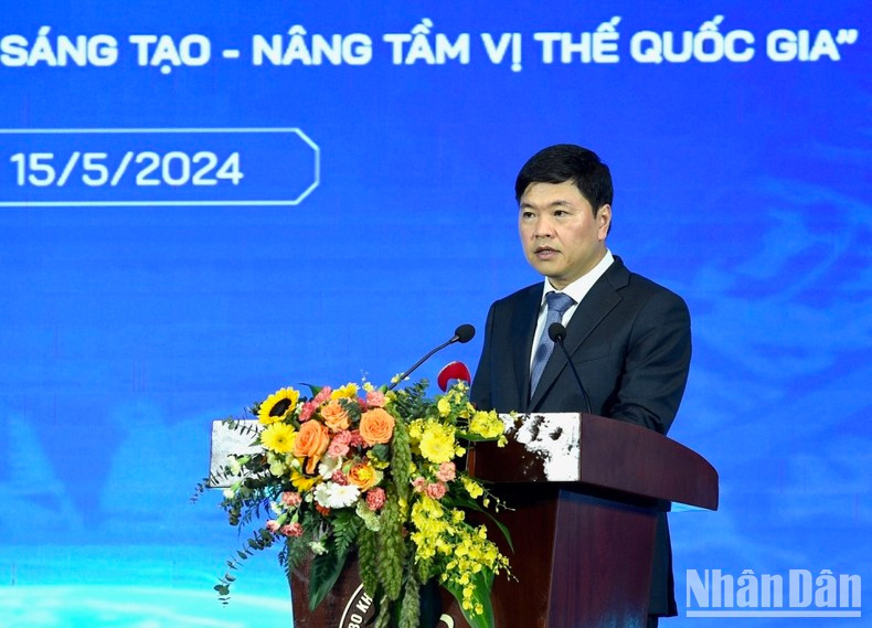 Un delegado de la ciudad de Hai Phong presenta su ponencia. Un delegado de la ciudad de Hai Phong presenta su ponencia.