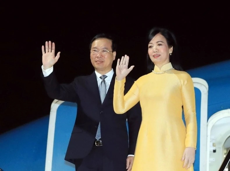 El presidente de Vietnam y su esposa llegan al aeropuerto de Haneda, en Tokio.