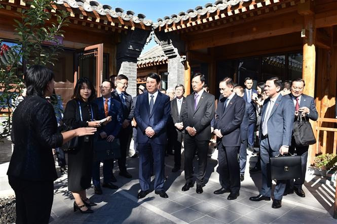 La delegación del PCV visita un centro de investigación del PCCh en Pekín. (Fotografía: VNA)