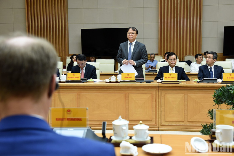 Un miembro del Ministerio de Industria y Comercio. Un miembro del Ministerio de Industria y Comercio.