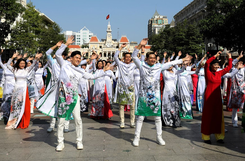 Más de cinco mil personas actúan en el evento celebrado en la calle peatonal de Nguyen Hue. (Fotografía: Revista Vietnam)