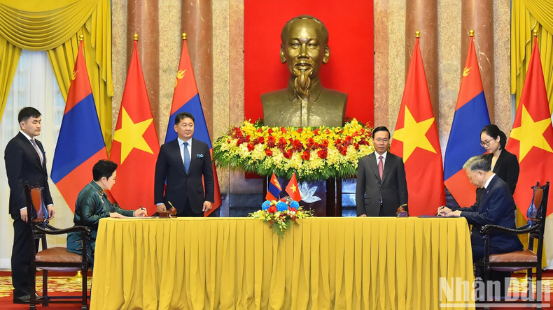 En presencia de los dos jefes de Estado, el Ministerio de Seguridad Pública de Vietnam firma con el Ministerio de Justicia y Asuntos Internos de Mongolia un memorando de entendimiento sobre el intercambio de información y la cooperación en gestión de la inmigración. En presencia de los dos jefes de Estado, el Ministerio de Seguridad Pública de Vietnam firma con el Ministerio de Justicia y Asuntos Internos de Mongolia un memorando de entendimiento sobre el intercambio de información y la cooperación en gestión de la inmigración.