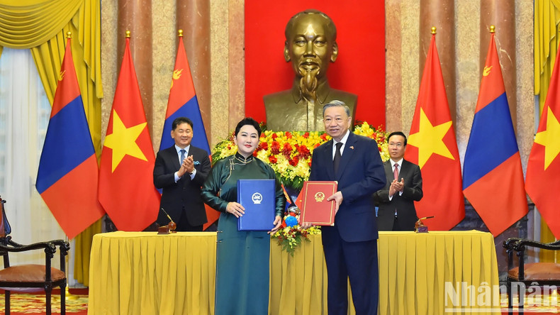 El Ministerio de Seguridad Pública de Vietnam también suscribe un memorando de entendimiento con el Ministerio de Justicia y Asuntos Internos de Mongolia sobre la cooperación en la prevención y lucha contra los delitos transnacionales relacionados con las drogas. El Ministerio de Seguridad Pública de Vietnam también suscribe un memorando de entendimiento con el Ministerio de Justicia y Asuntos Internos de Mongolia sobre la cooperación en la prevención y lucha contra los delitos transnacionales relacionados con las drogas.