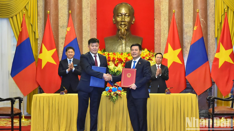 El Ministerio de Industria y Comercio de Vietnam y el de Alimentación, Agricultura e Industria Ligera de Mongolia sellan cooperación en comercio sostenible de arroz. El Ministerio de Industria y Comercio de Vietnam y el de Alimentación, Agricultura e Industria Ligera de Mongolia sellan cooperación en comercio sostenible de arroz.