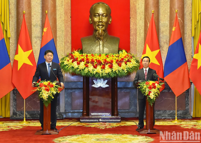 Los dos presidentes en la rueda de prensa posterior al acto de firma. Los dos presidentes en la rueda de prensa posterior al acto de firma.