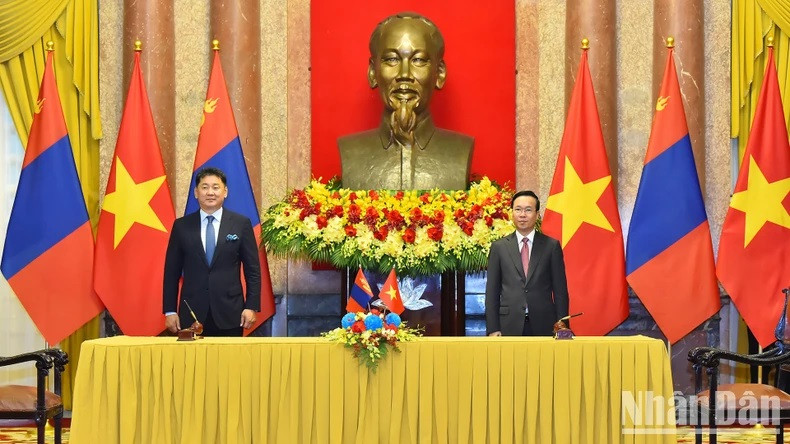 El presidente de Vietnam, Vo Van Thuong, y su homólogo mongol, Ukhnaagiin Khurelsukh. El presidente de Vietnam, Vo Van Thuong, y su homólogo mongol, Ukhnaagiin Khurelsukh.