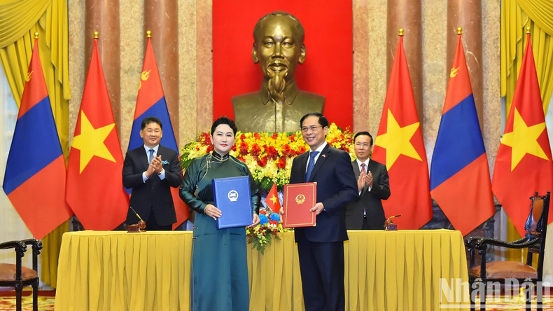 En la rúbrica del Acuerdo entre el Gobierno de Vietnam y el Gobierno de Mongolia sobre exención mutua de visados para titulares de pasaportes diplomáticos, oficiales y ordinarios. En la rúbrica del Acuerdo entre el Gobierno de Vietnam y el Gobierno de Mongolia sobre exención mutua de visados para titulares de pasaportes diplomáticos, oficiales y ordinarios.