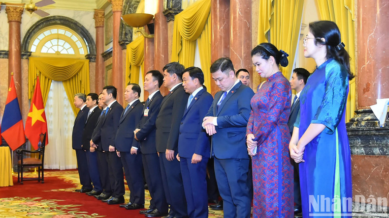 Representantes del país anfitrión en el acto. Representantes del país anfitrión en el acto.