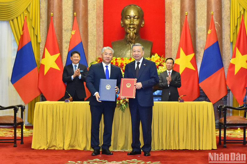 Los dos dirigentes atestiguan la firma de un memorando de cooperación entre el Ministerio de Seguridad Pública de Vietnam y la Oficina del Consejo de Seguridad Nacional de Mongolia. Los dos dirigentes atestiguan la firma de un memorando de cooperación entre el Ministerio de Seguridad Pública de Vietnam y la Oficina del Consejo de Seguridad Nacional de Mongolia.
