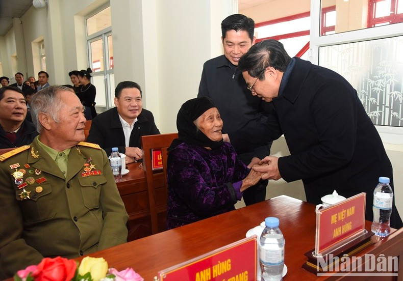 El jefe de Gobierno saluda a una Madre Heroica Vietnamita y un Héroe de las Fuerzas Armadas Populares (títulos conferidos por el Estado a ciudadanos con servicio meritorio a la Revolución nacional).