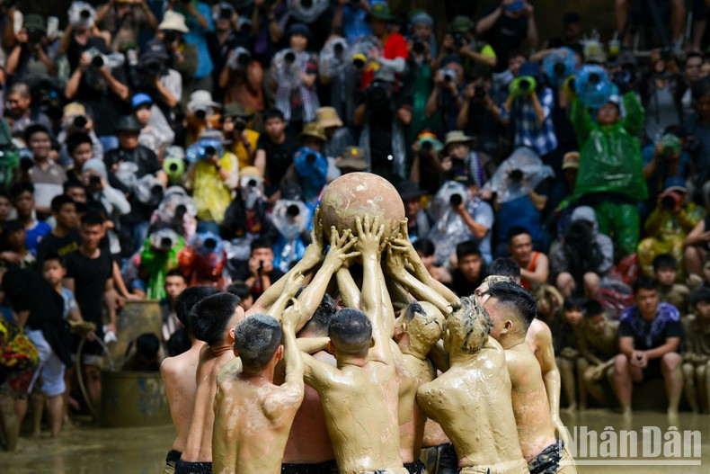 Su tarea es desplazar el balón colocado en el medio de la arena hacia el otro lado del campo y ponerlo en el agujero protegido por sus contrincantes. Su tarea es desplazar el balón colocado en el medio de la arena hacia el otro lado del campo y ponerlo en el agujero protegido por sus contrincantes.