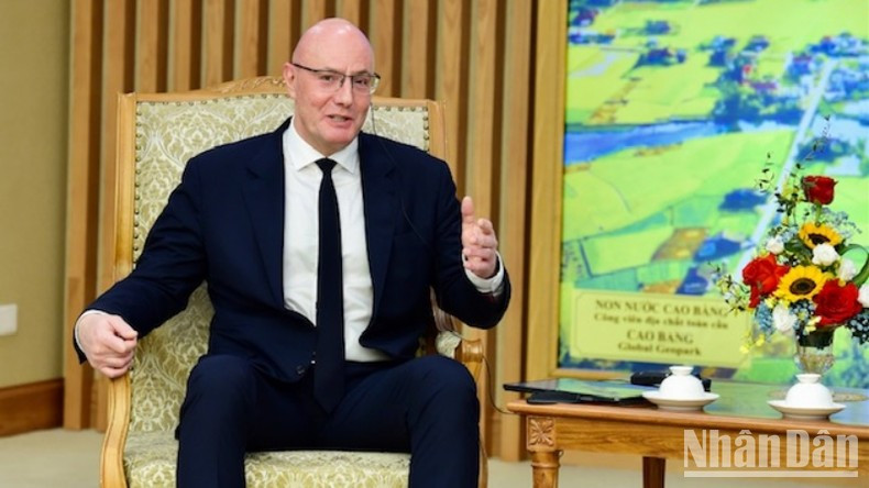 El visitante habla en el encuentro. El visitante habla en el encuentro.