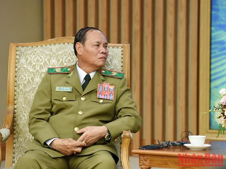 El general Vilay Lakhamphong en las conversaciones. El general Vilay Lakhamphong en las conversaciones.